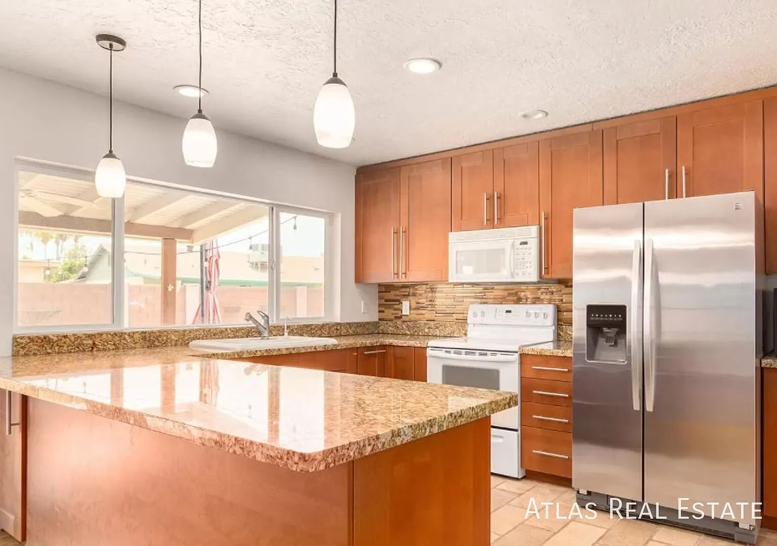 Renovated Single Story Home 3 Bed /2 Bath in Glendale! Features a pool! — Photo 2