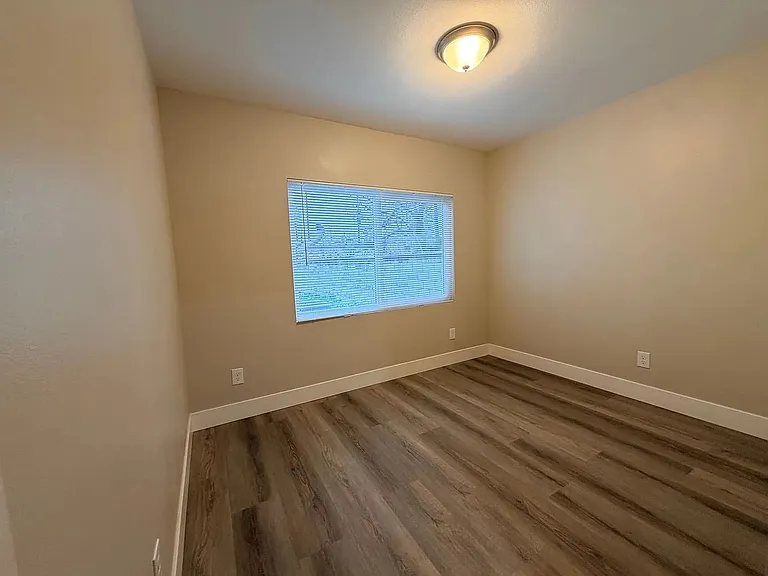 1550 N Pershing Ave — Photo 14