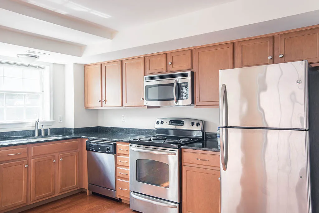 Spacious and bright condo — Photo 4