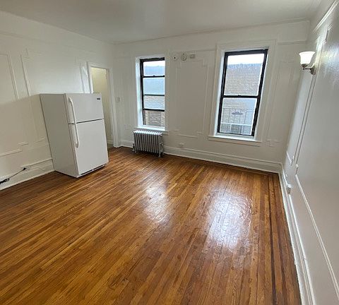4th image of 32-16 Crescent St #3C