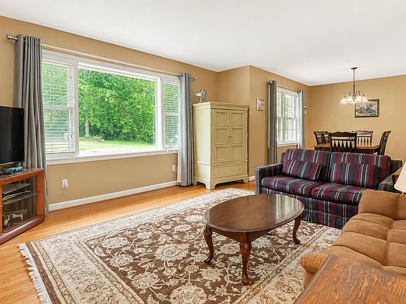 4th image of 151 Elsmore Blvd