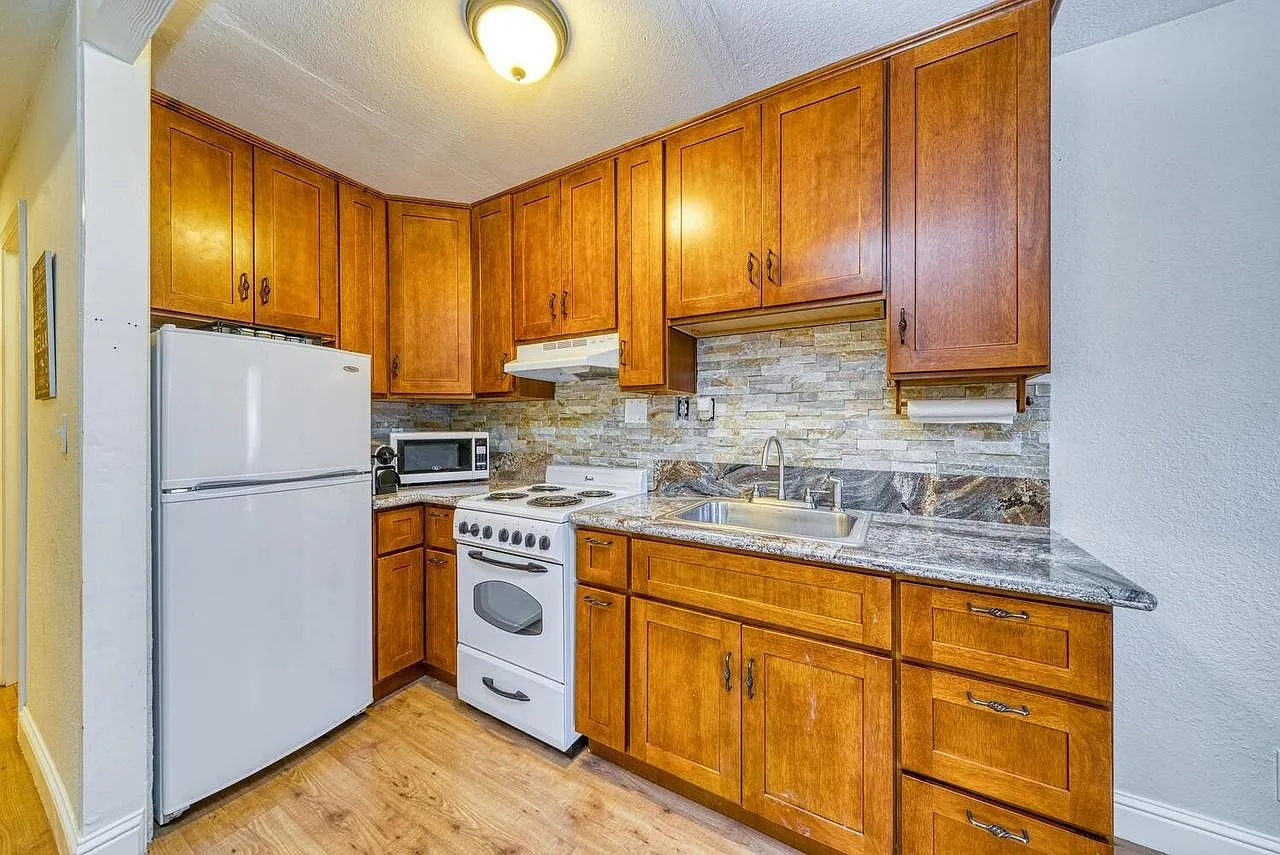 1300 Regency Way — Photo 3