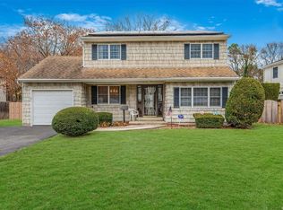 101 Serpentine Ln, Islandia, NY 11749