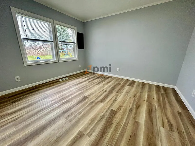 2925 Silverbrook Ave — Photo 13