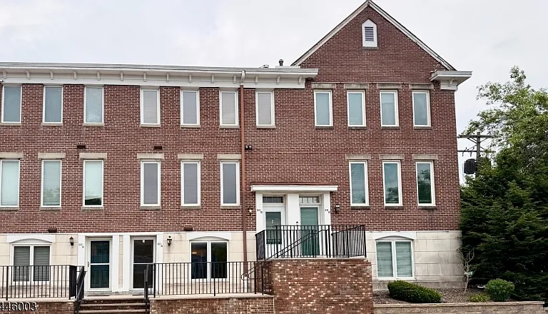 90 E Blackwell St #A — Photo 2