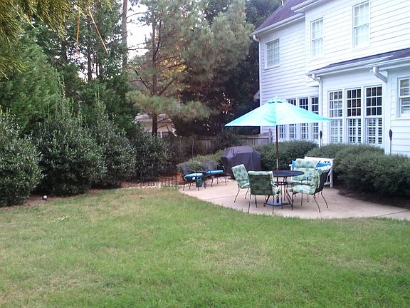 spacious and meticulous landscapingg