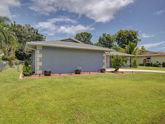 2nd image of 131 SW Lakehurst Drive