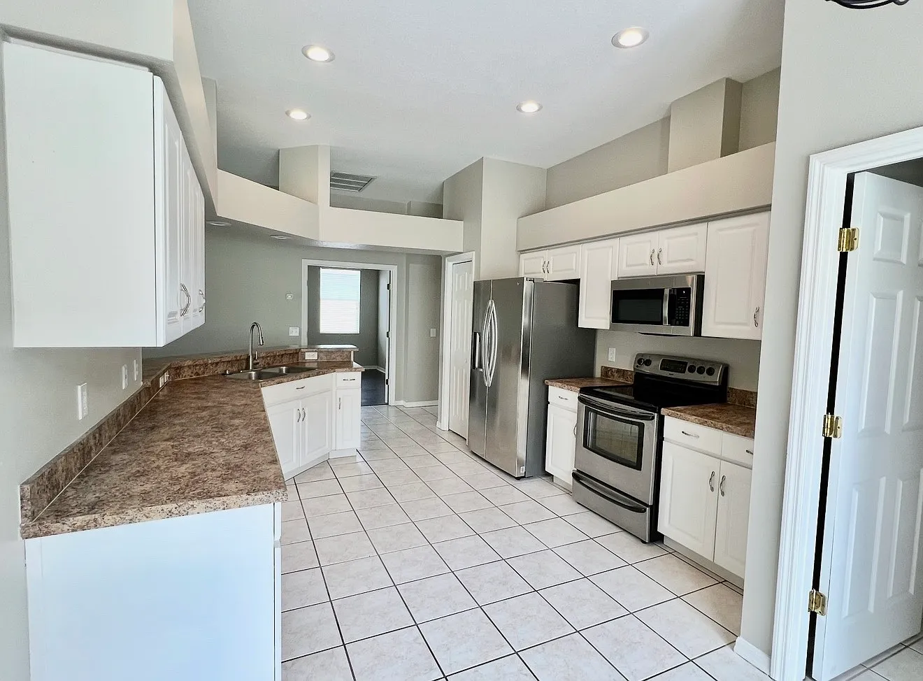4 bed, 2050 sqft, $2,695 — Photo 4
