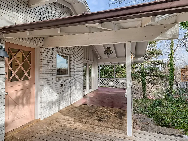 1045 Gilbert St — Photo 22