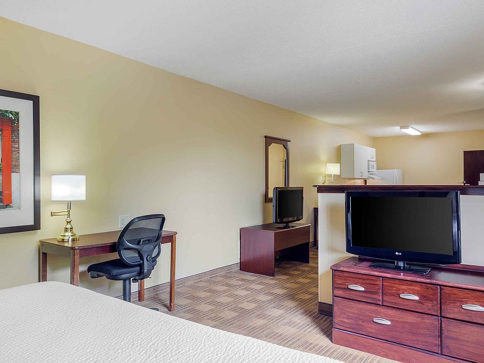Deluxe Studio - 1 King Bed