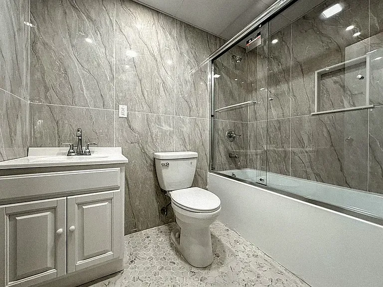 248 W 35th St #701 — Photo 14