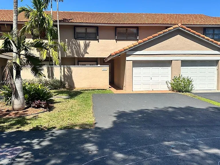 9102 SW 113th Place Cir E — Photo 1