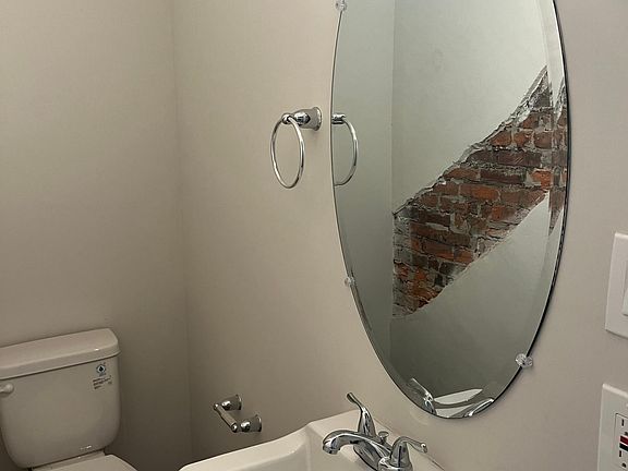 Powder room, 1st floor