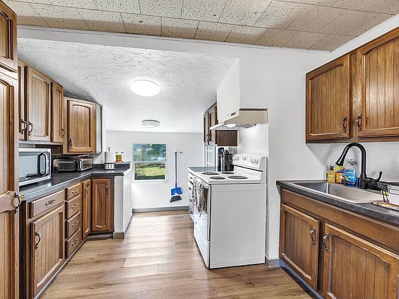 3rd image of 130 Summit St