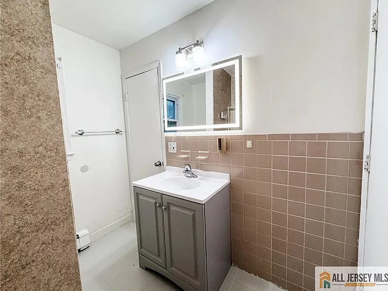 742 Grove Ave — Photo 25