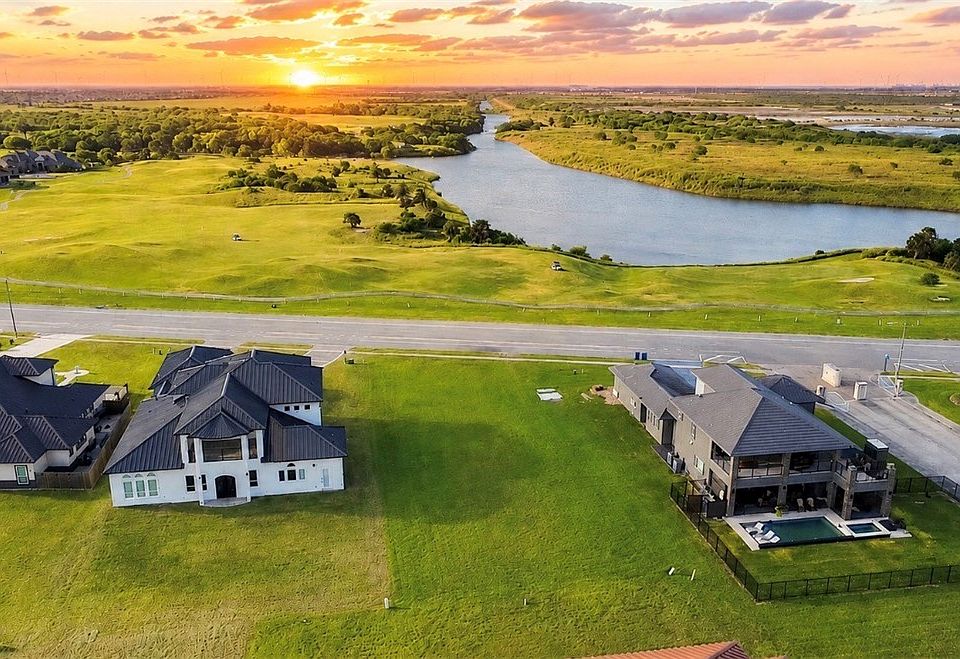 2nd image of 320 Country Club Blvd