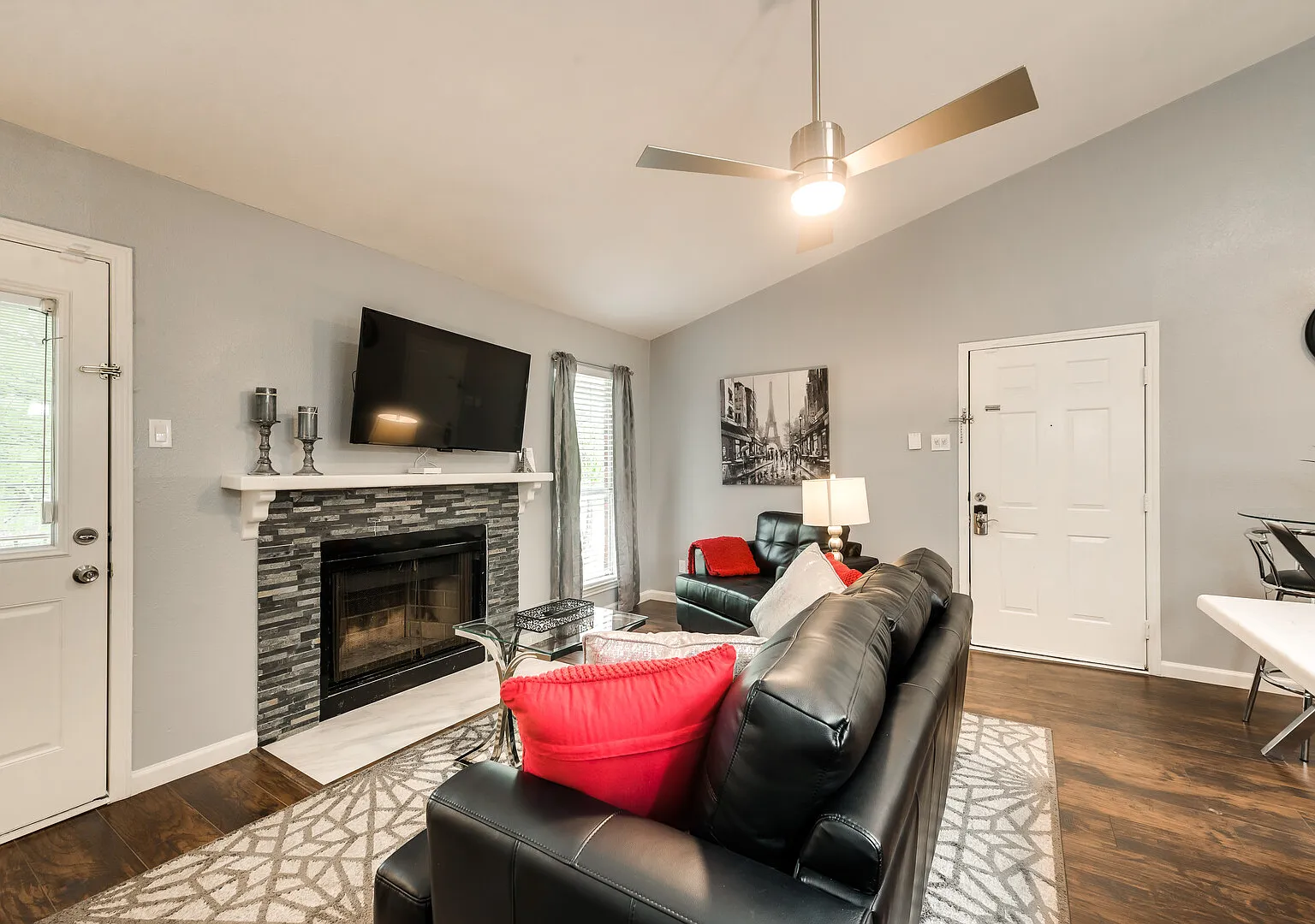 I54-1 World Cup Stay - 18 min to AT&T - Sleeps 2 - Public Transit — Photo 4