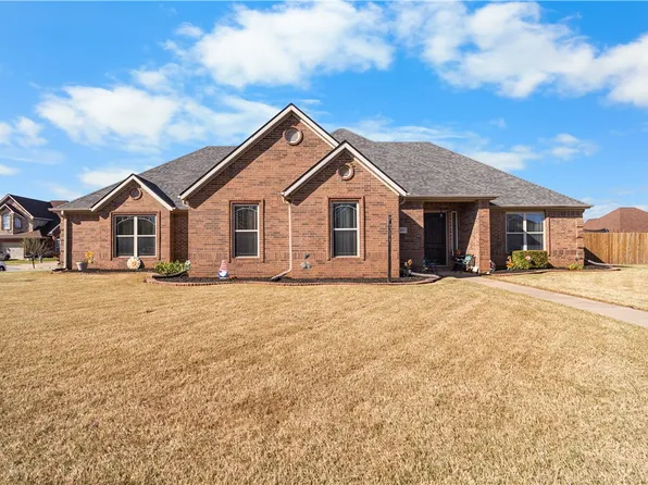 305 W Camelot Dr, Rogers, AR 72756