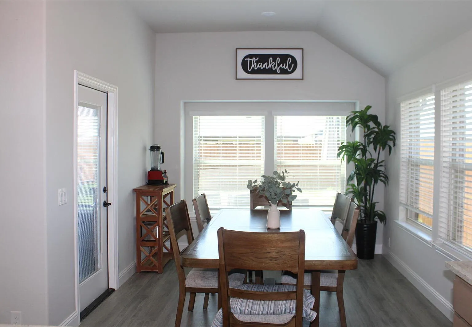 5 bed, 4.0 bath, 3558 sqft, $3,295 — Photo 3