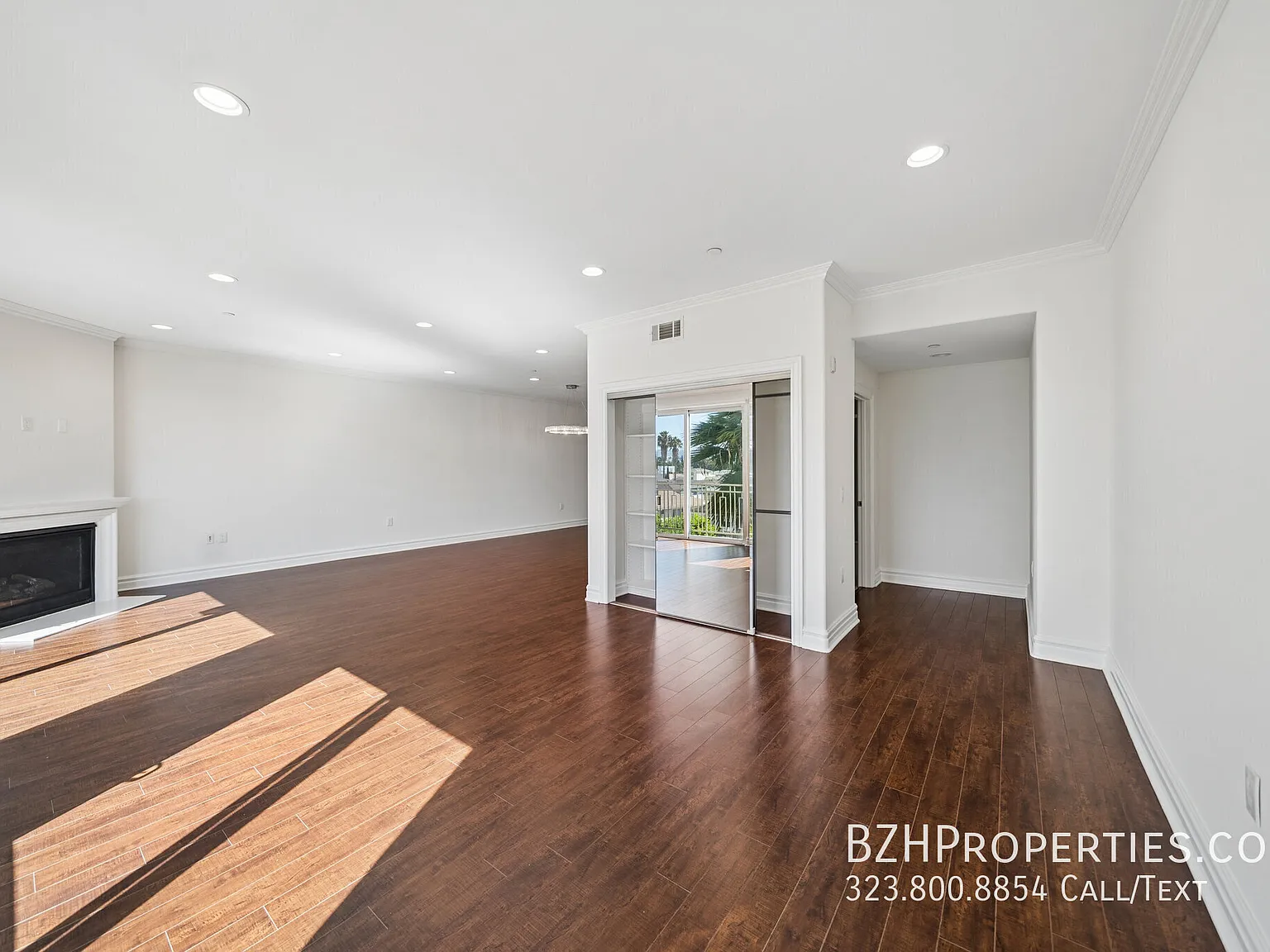 Top Floor 2 Bed + Den with Central A/C, In-Unit Laundry & 2 Parking Spaces — Photo 4