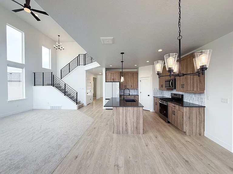 1482 W Russo Dr — Photo 2