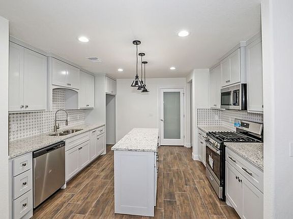 4th image of 7609 Woodford Ave