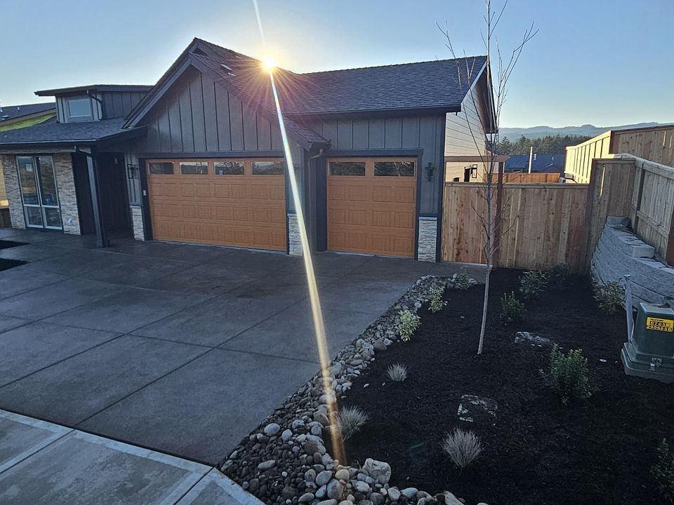 2nd image of 635 NW Cascade Mountain Dr