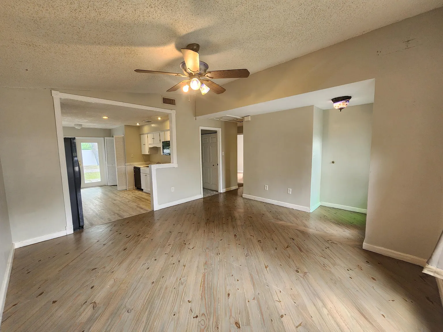 3 bed, 1009 sqft, $2,250 — Photo 2