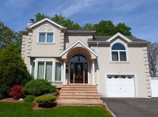 334 Park Ln, Massapequa Park, NY 11762