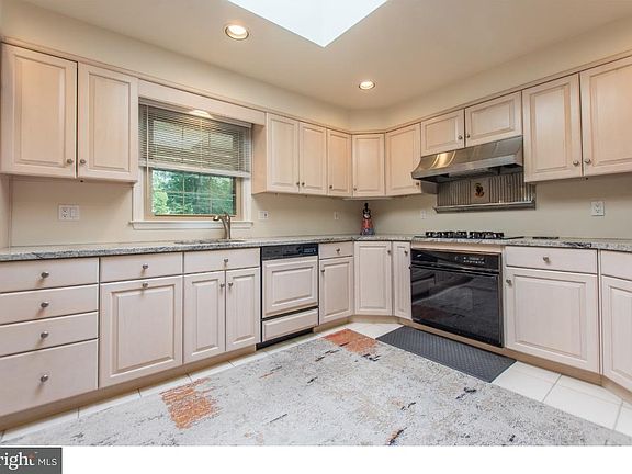5th image of 602 Hyde Run Dr