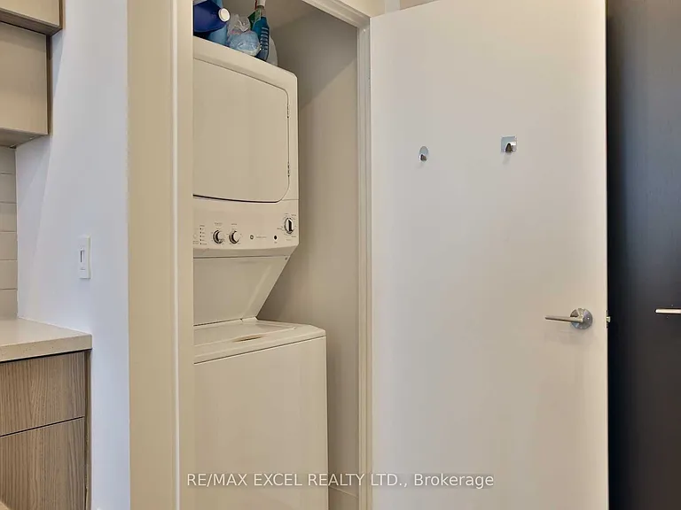 8 Eglinton Ave E #2407 — Photo 11