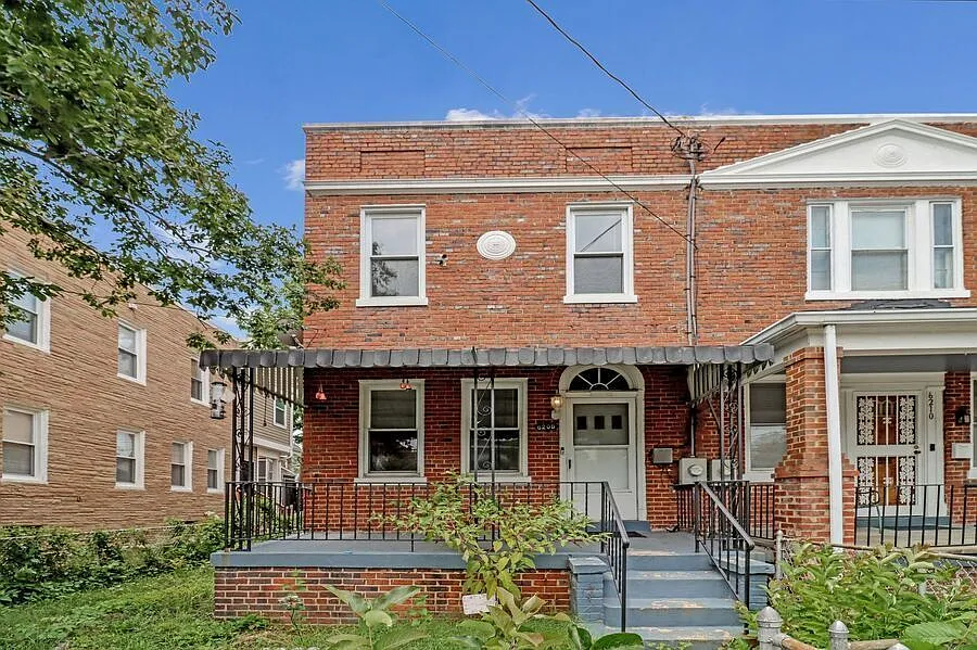 Charming 3BR Manor Park Home with Finished Basement & Spacious Living Areas — Photo 2