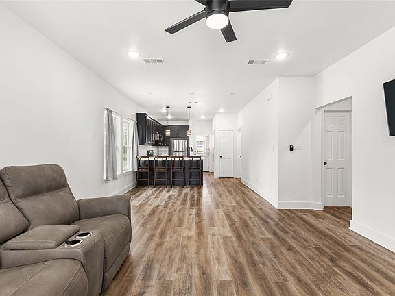 4th image of 101 Ross St W
