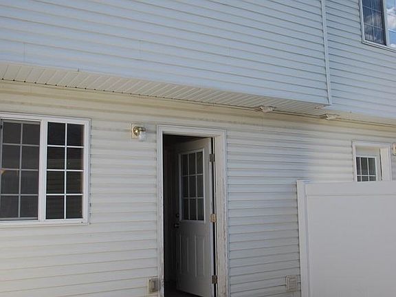 4th image of 879 Capital Ln Unit 60