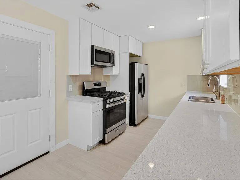 5502 Effingham Dr — Photo 8