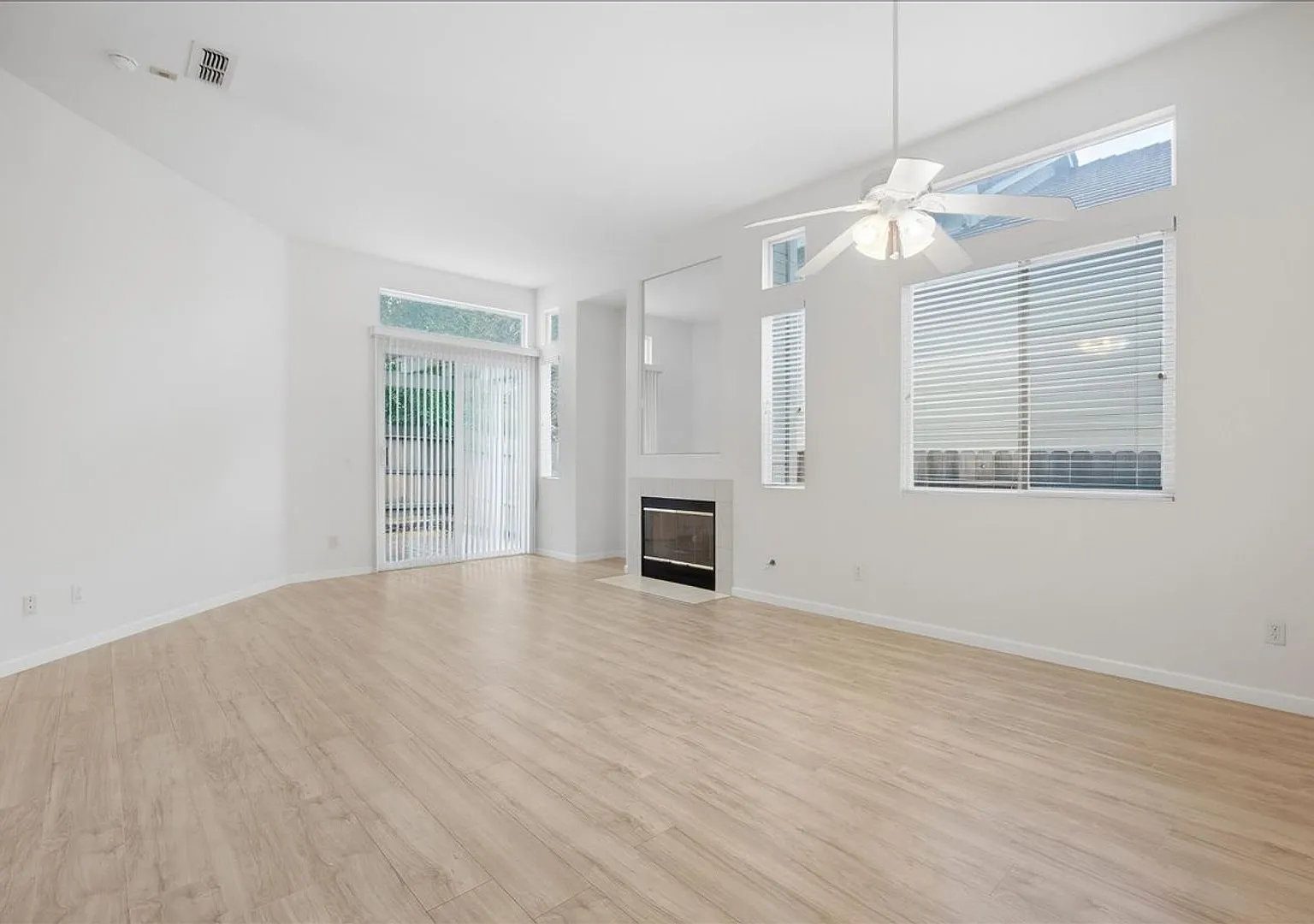 374 Coventry Cir — Photo 3