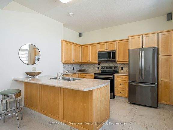 3rd image of 36 Saint Marie St