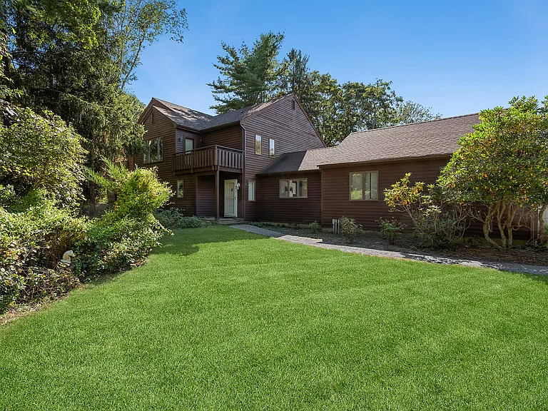 47 Spring Pond Ln — Photo 1