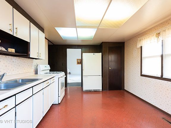 3rd image of 643 Jefferson Ave