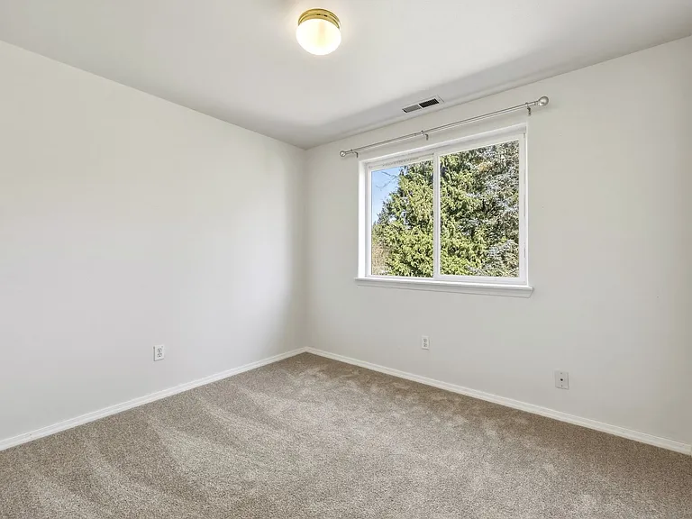 916 McCormick St NE — Photo 18