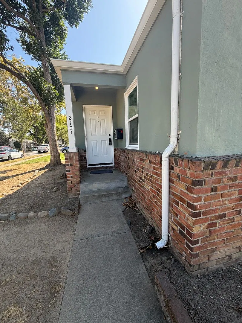 Large one bedroom duplex with garage in Elmhurst — Photo 4