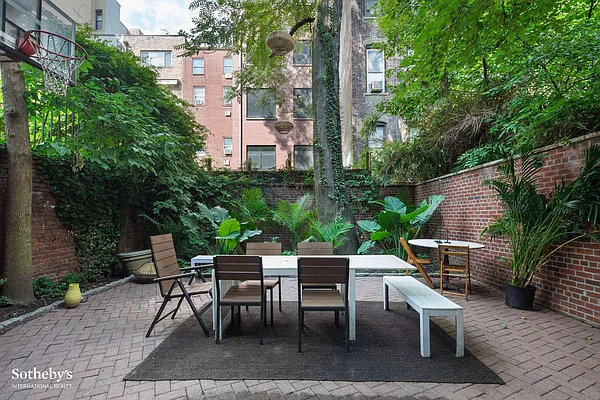 Sold by Sotheby's International Realty | media 10