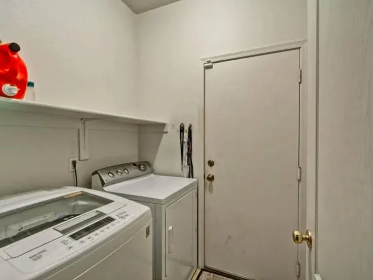 220 E Beth Dr — Photo 3