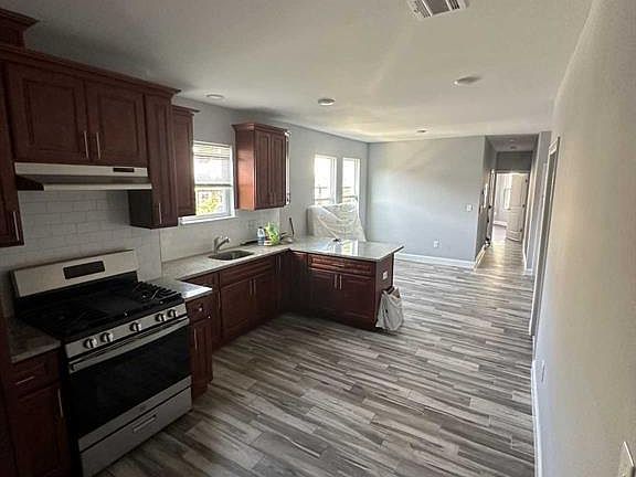 2nd image of 195 Ridge St 197