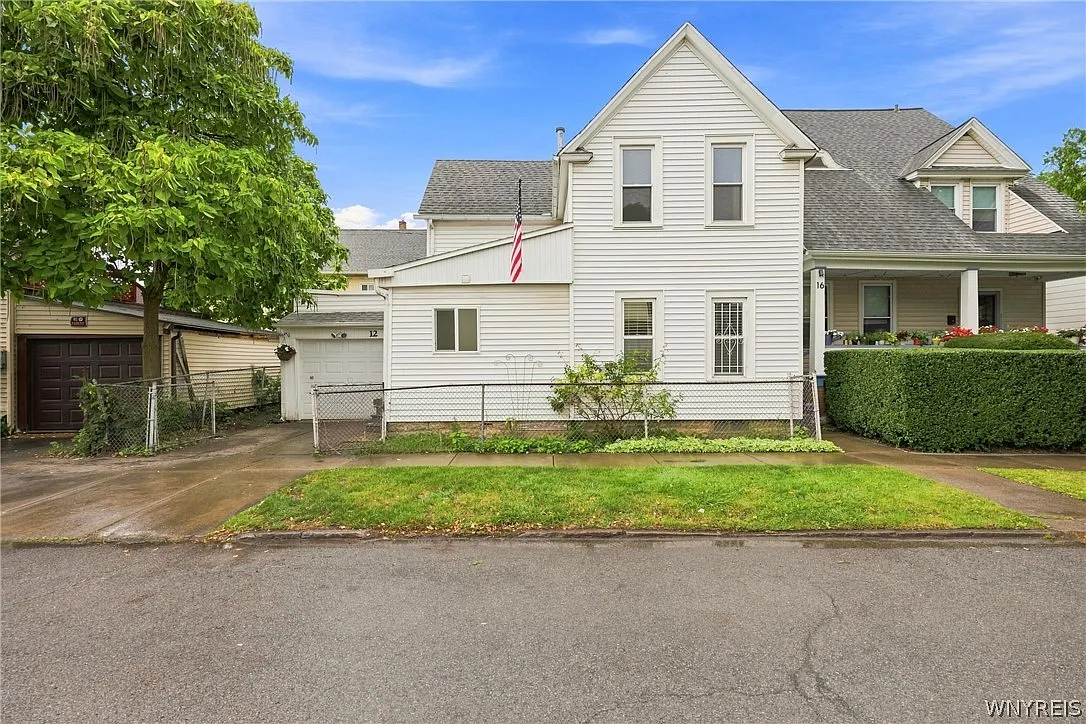 3 bed, 1.5 bath, 1208 sqft, $1,800 — Photo 1