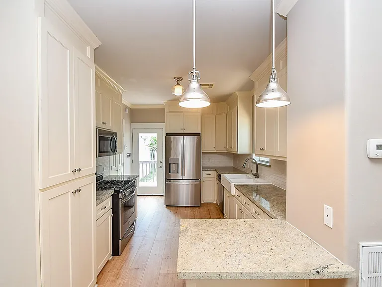 1307 Walton St — Photo 13