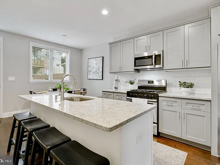 413 S East Ave — Photo 6