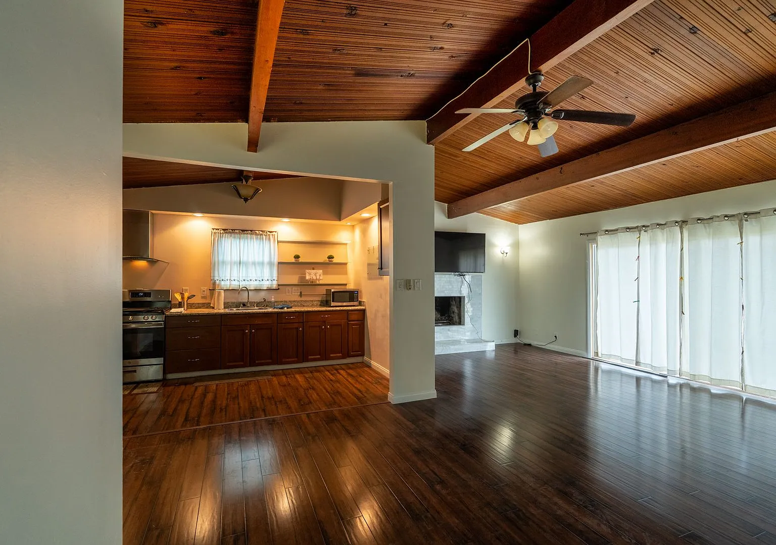 Beautiful & Spacious 3Bedroom / 1.5Bath in West Covina — Photo 2