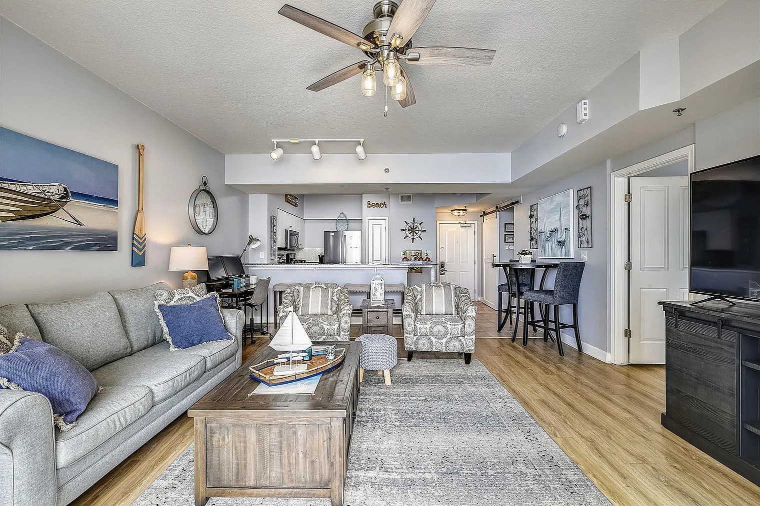 1 bed, 2.0 bath, 904 sqft, $3,691 — Photo 2