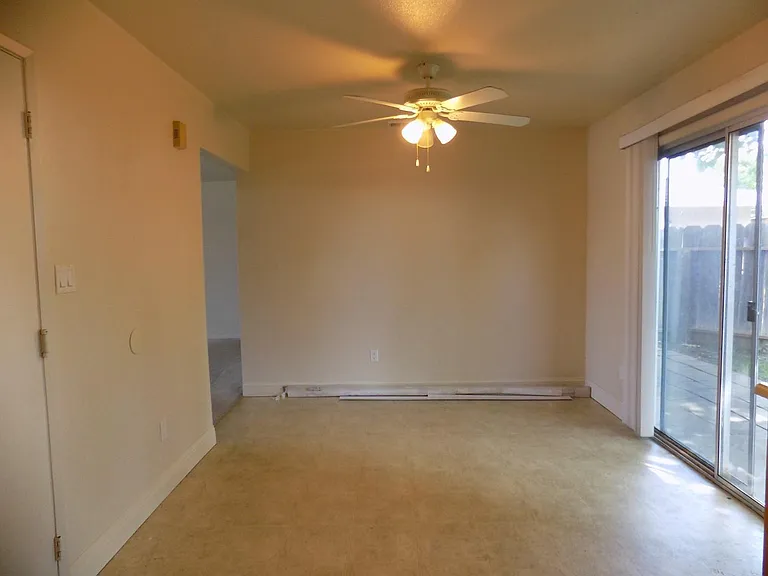 498 Hintz Ave — Photo 11